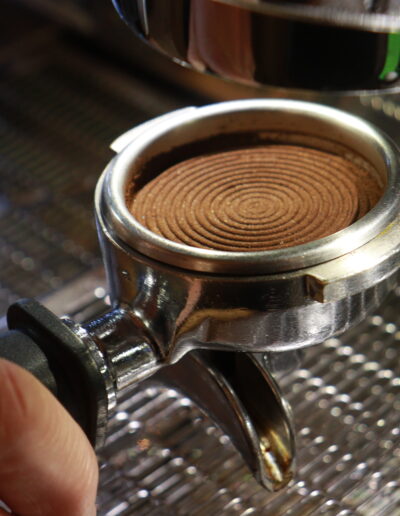 8tto grammi cafebar roesterei latte art in bayreuth kaffee anrichten 02