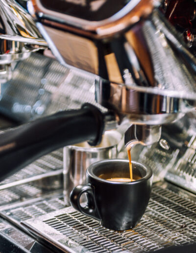 8tto grammi cafebar roesterei latte art in bayreuth kaffee anrichten 06