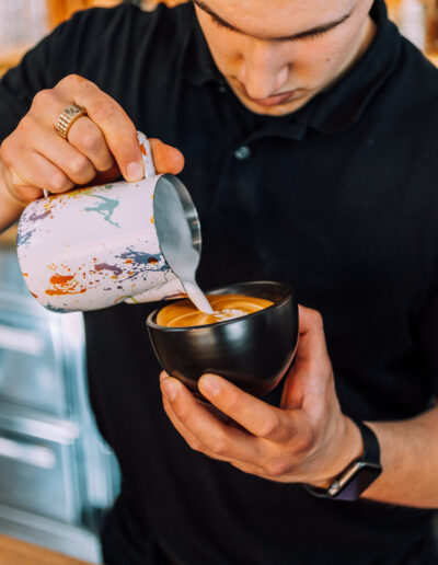 cafebar 8tto grammi in bayreuth cafe latte art team beim arbeiten 11